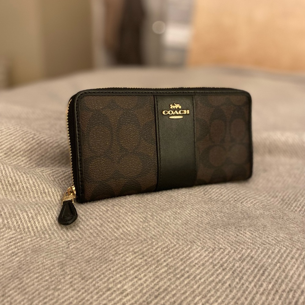 Coach Accordion Zip Wallet in Signature Canvas